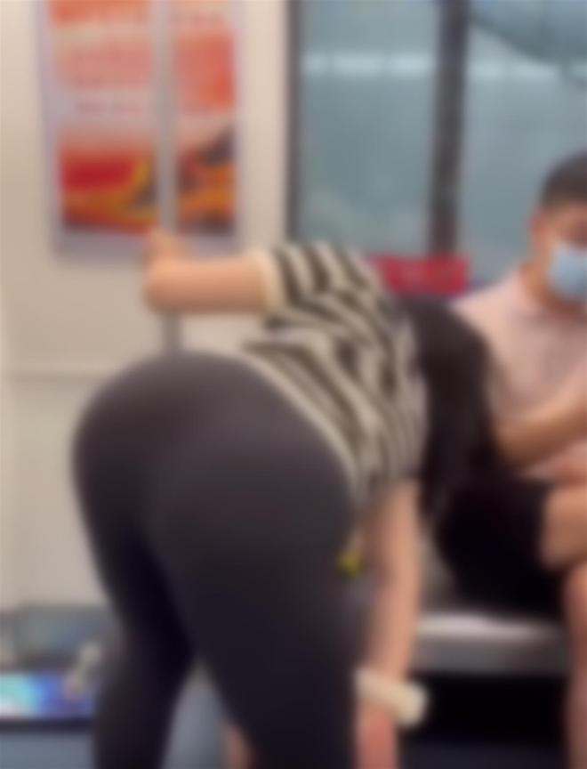 女子地鐵對小男孩跳辣舞 還露出胸部 #影片
