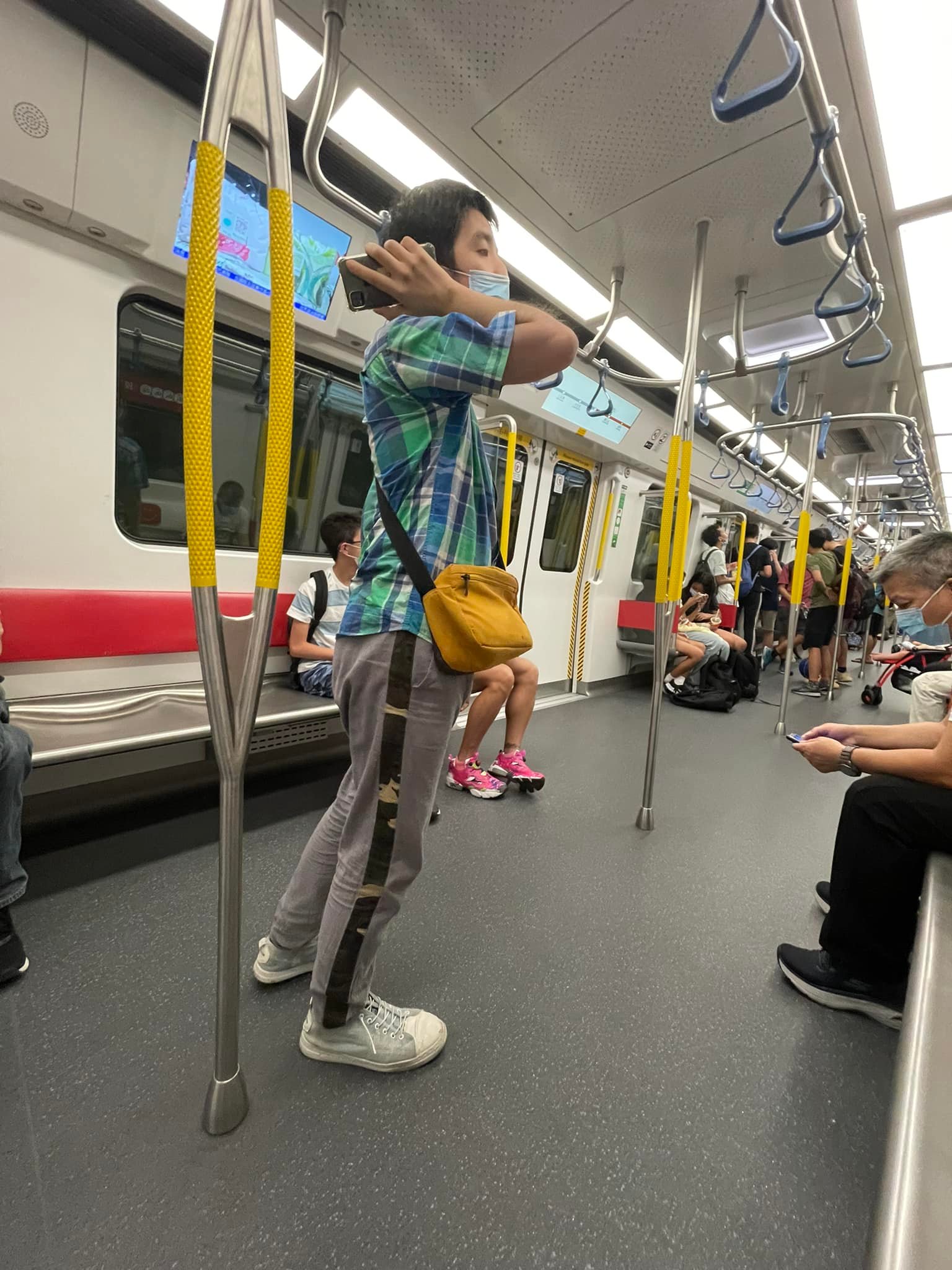 屯馬線摸人傻佬出沒注意