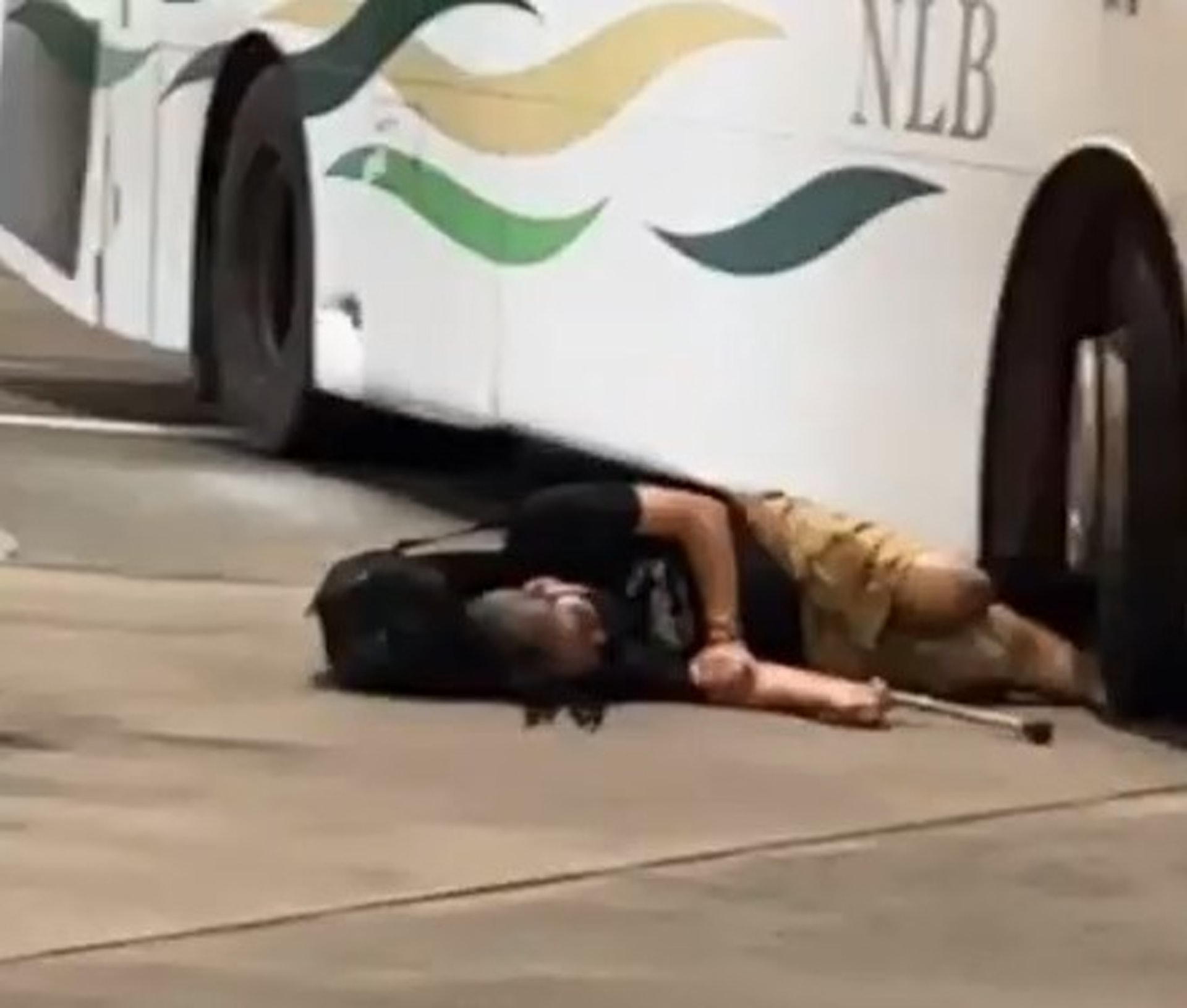 東涌義肢男捱巴士撞 捲車底輾雙腿