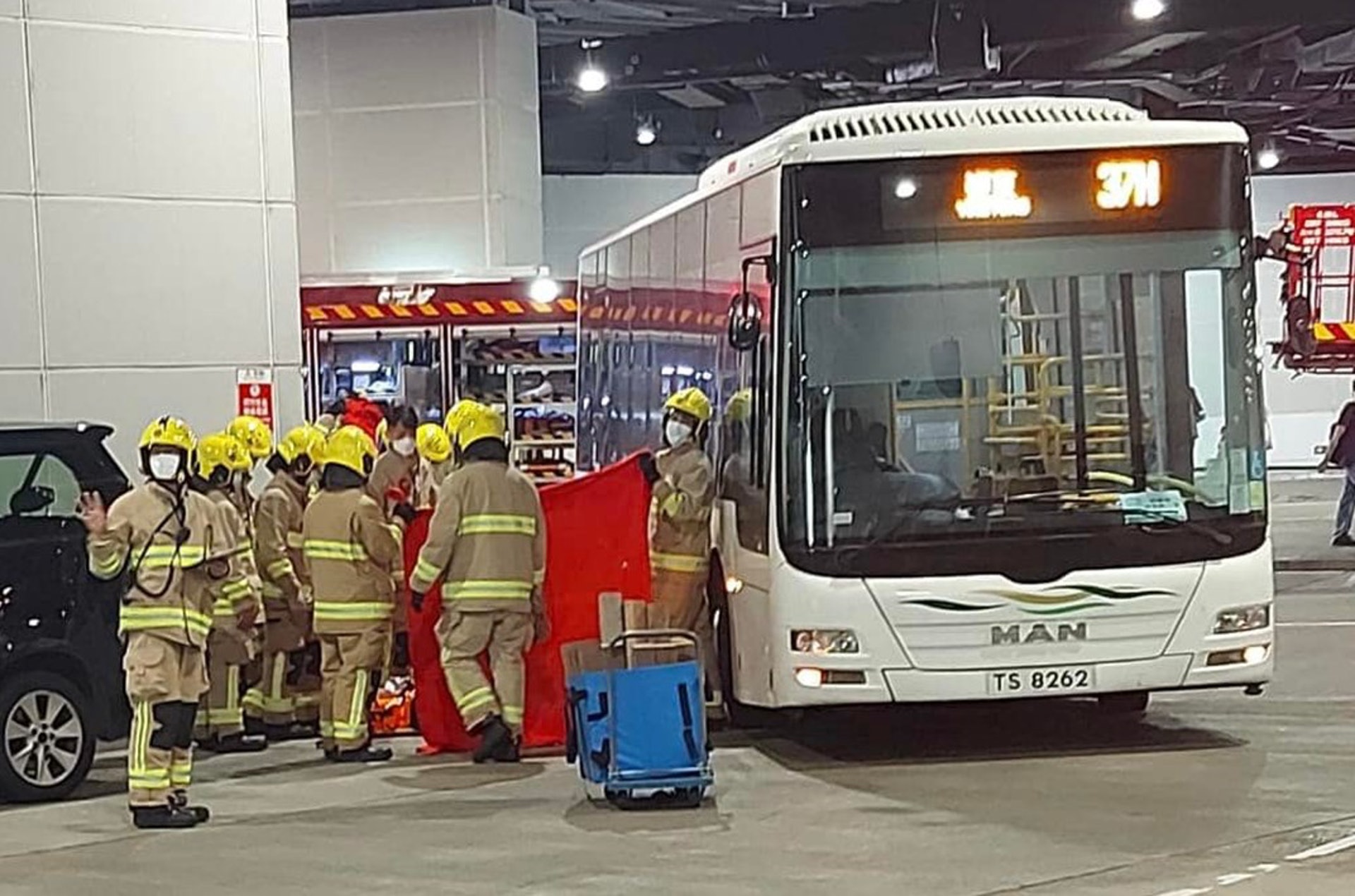 東涌義肢男捱巴士撞 捲車底輾雙腿