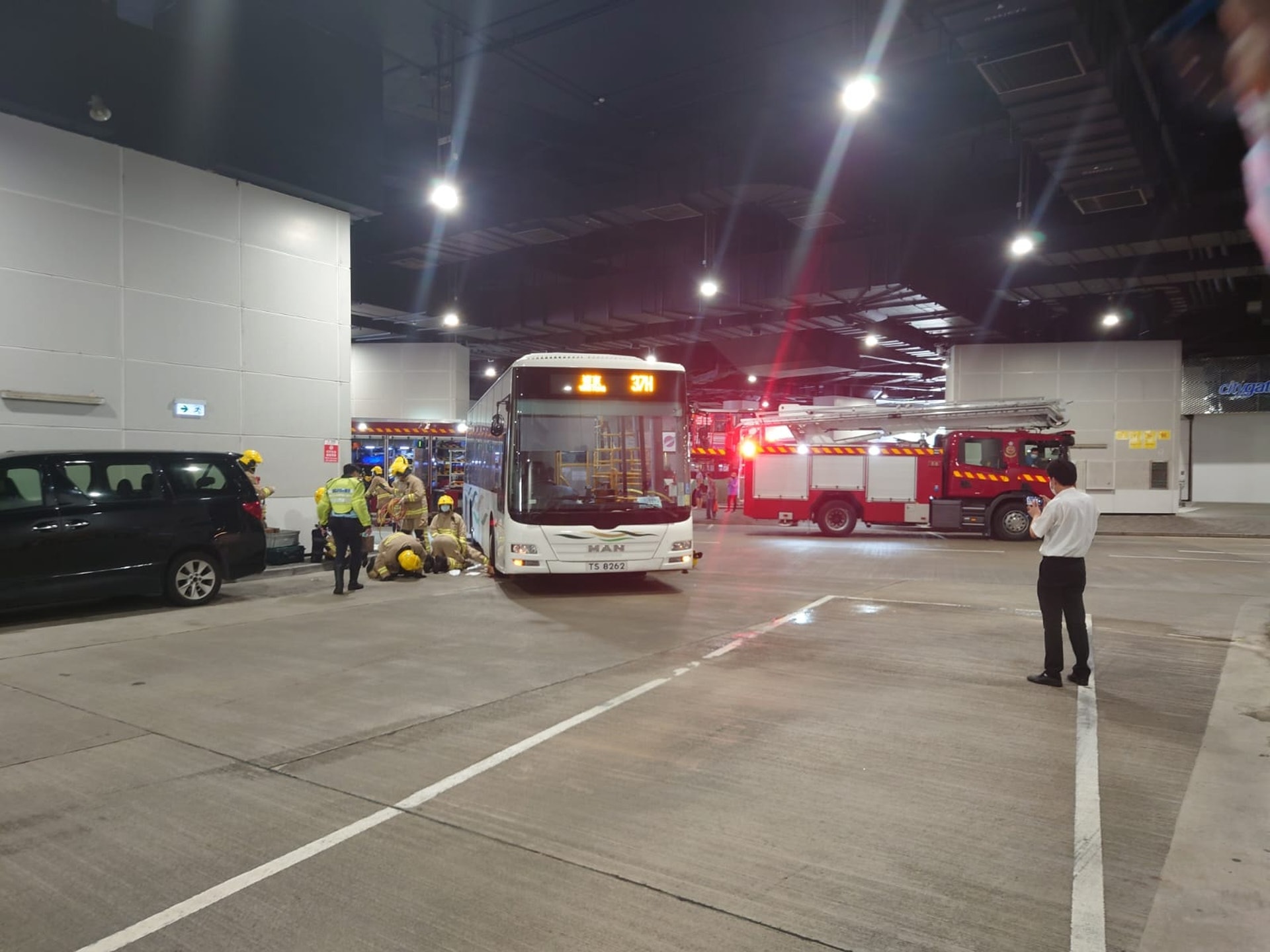 東涌義肢男捱巴士撞 捲車底輾雙腿