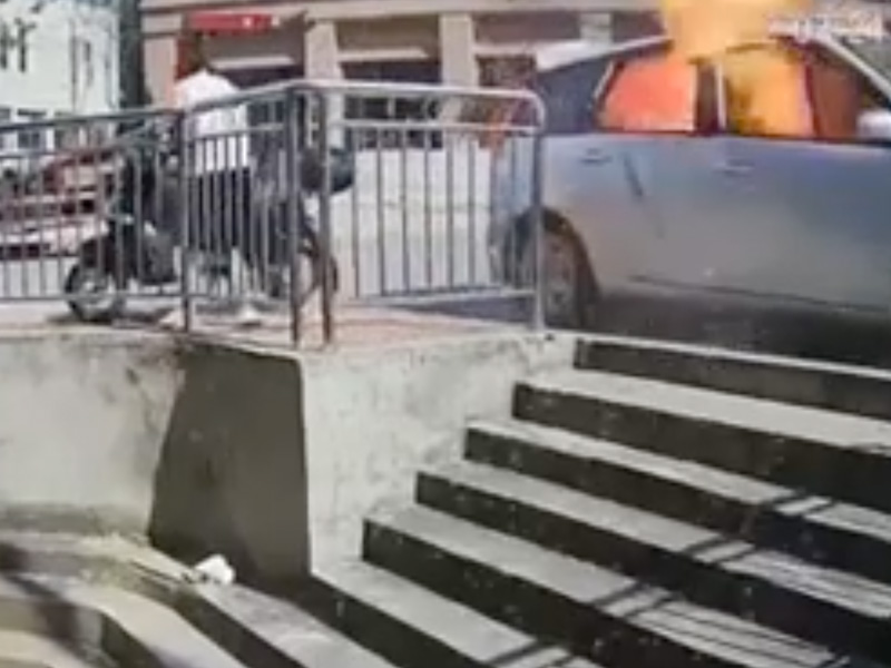 私家車熱到爆炸