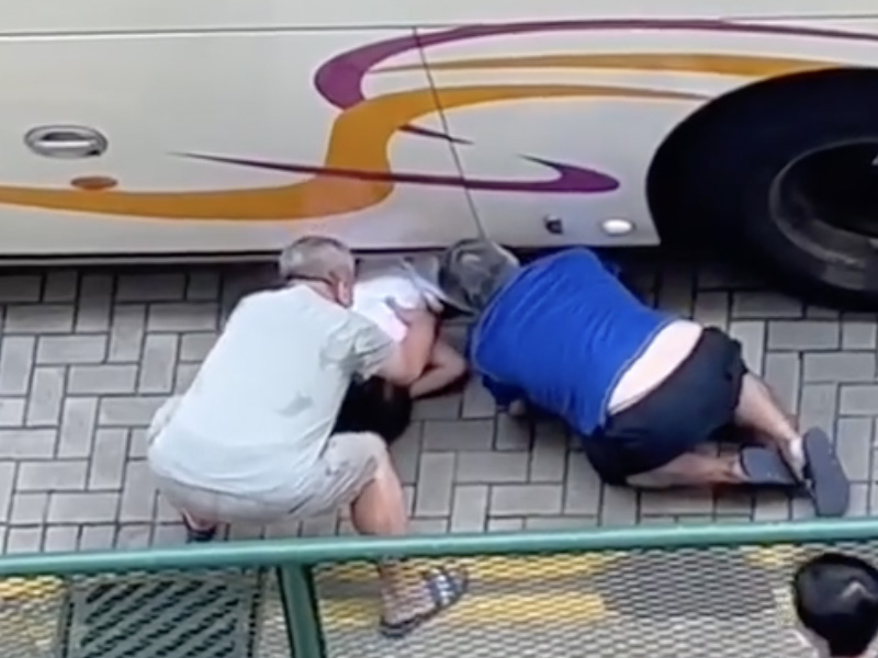 7歲女童捱校巴撞捲車底 兩男捉四肢直接拖出 救人方式惹議