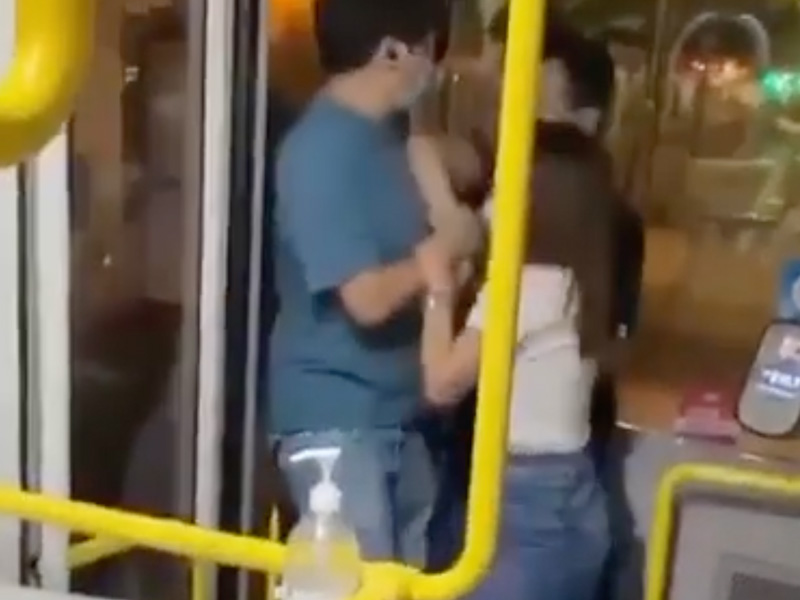 巴士MMA 兩男為爭中女 又大打出手