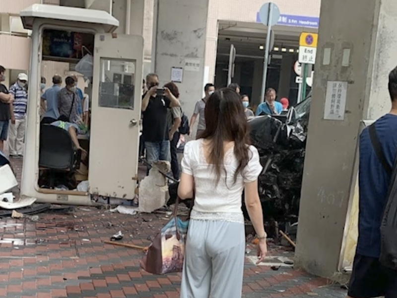 炮彈飛車撼保安亭 女保安員亭內捱撞