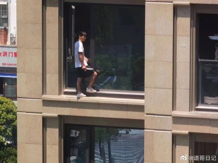 搶劫匪入室殺人，為避追捕爬出窗台，結果 ...