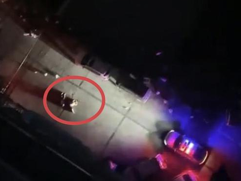 男子為情跳樓砸死路人 二人當場身亡 (影片)