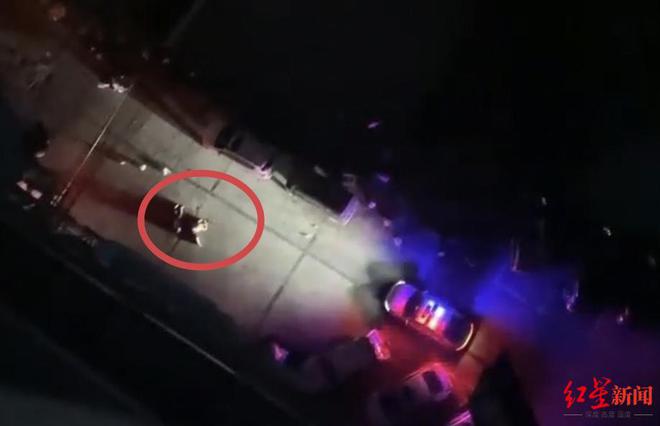 男子為情跳樓砸死路人 二人當場身亡 (影片)