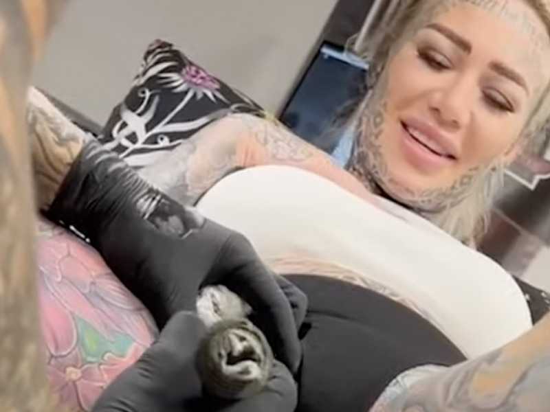 女網紅嘗陰唇刺青 刺青過程影片曝光