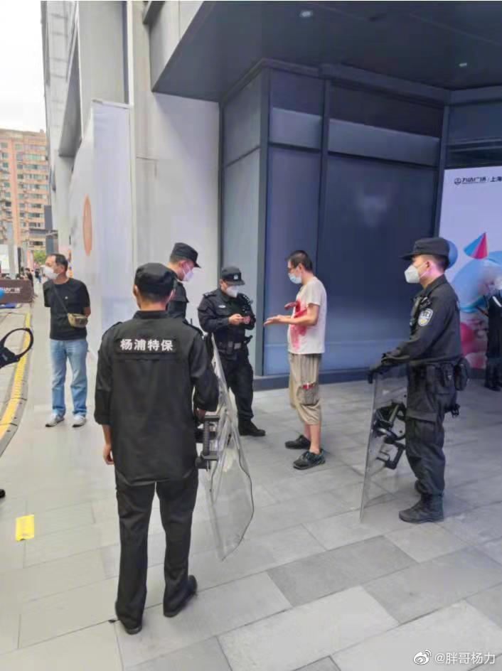 男子當街被捅 滿身鮮血