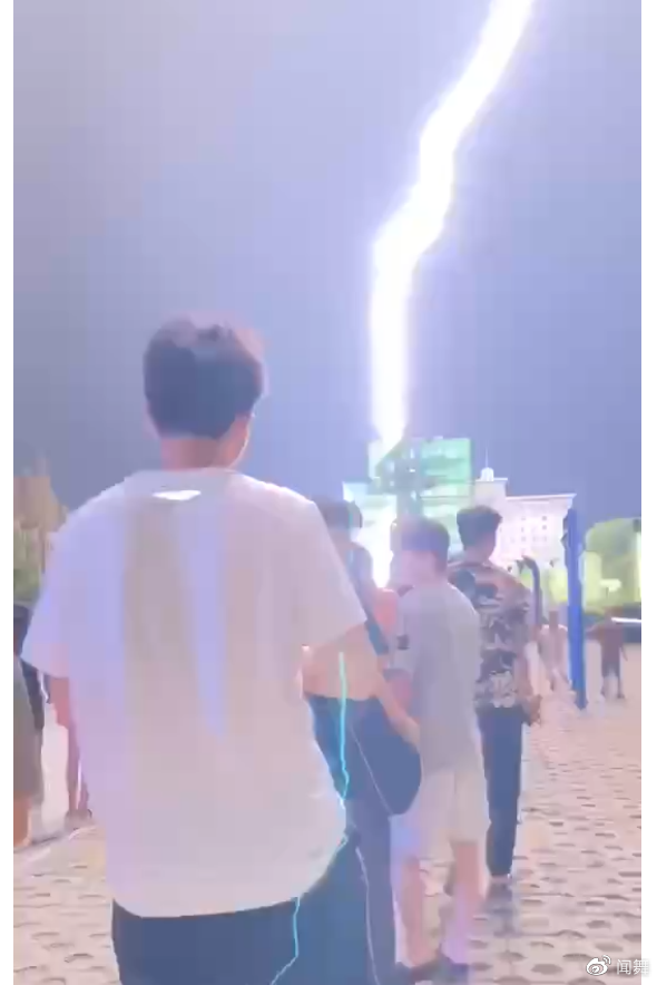 突然劈出一道閃電 廣場舞大媽被擊中慘死