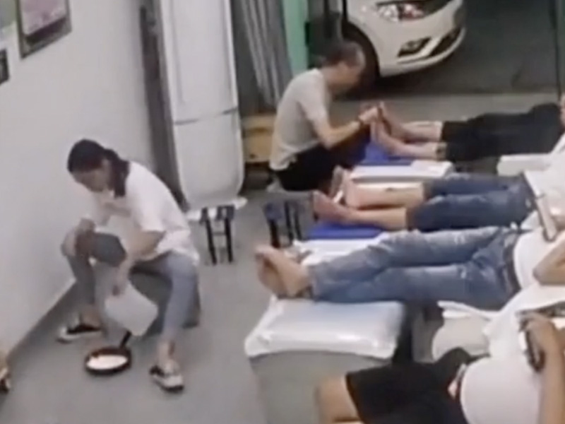火盆倒精油爆炸 客人慘叫變火人影片曝光
