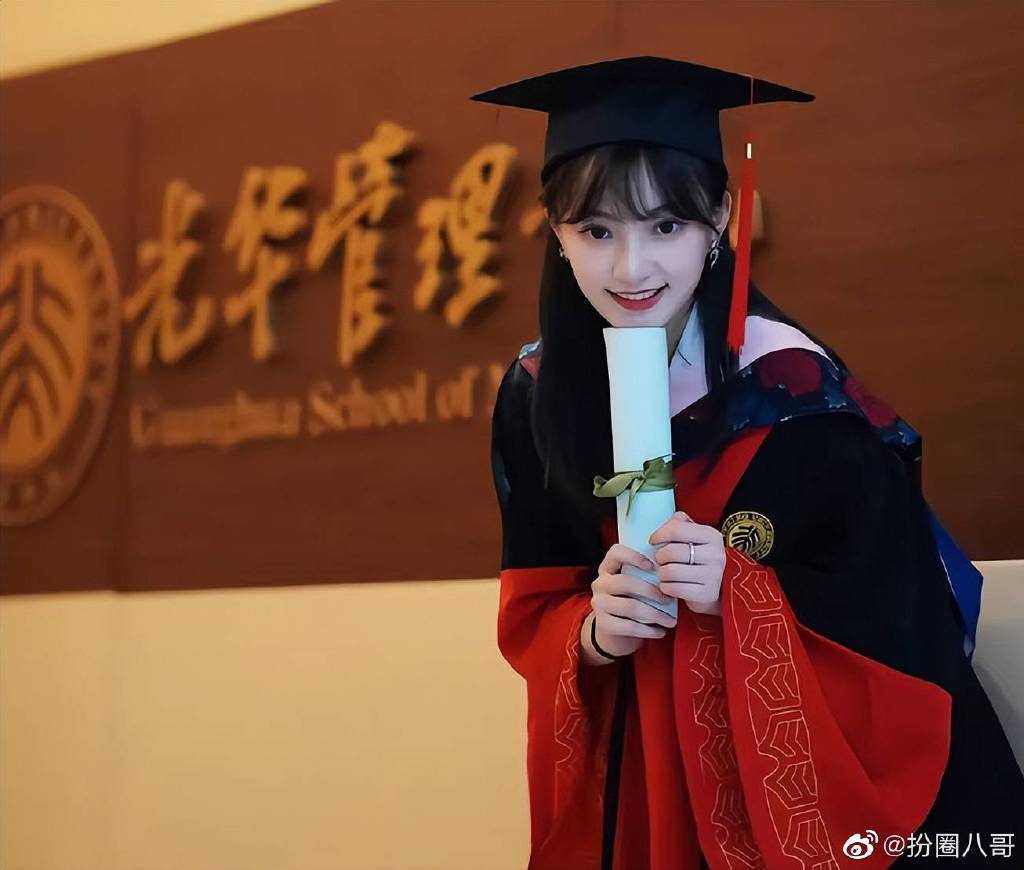 美女老師顏值太高 網上迅速走紅