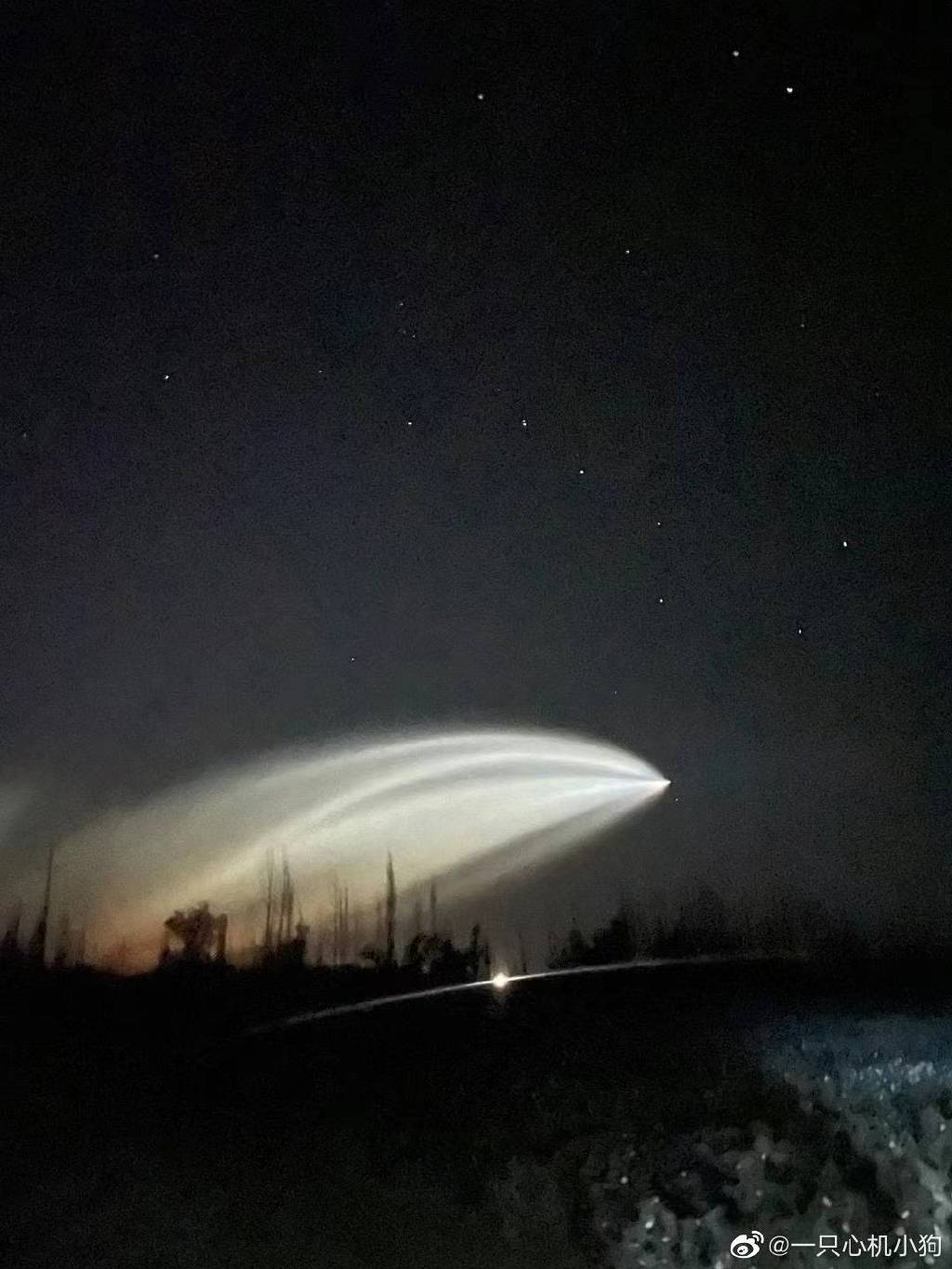 新疆多地拍到 空中巨大發光UFO