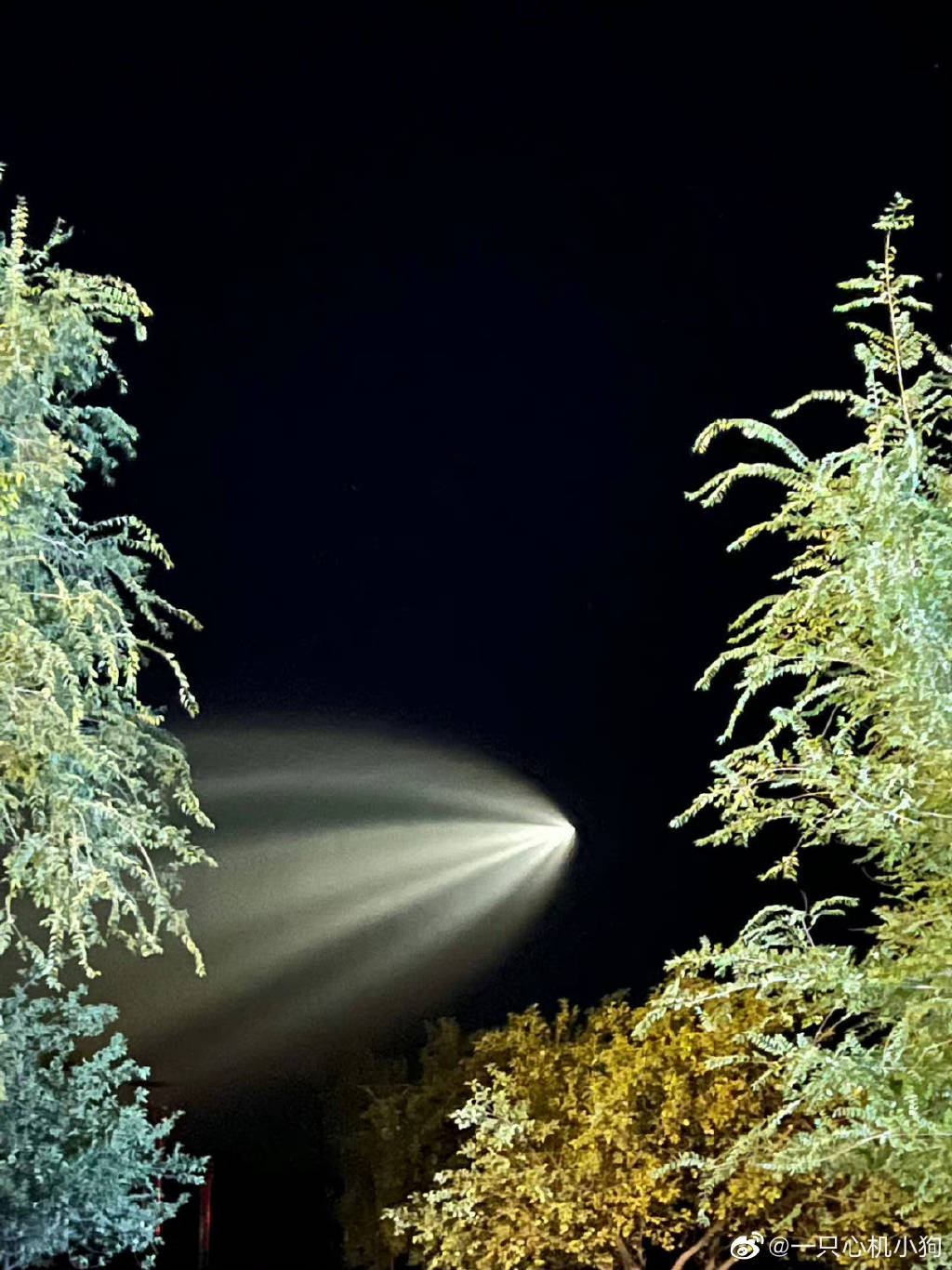 新疆多地拍到 空中巨大發光UFO