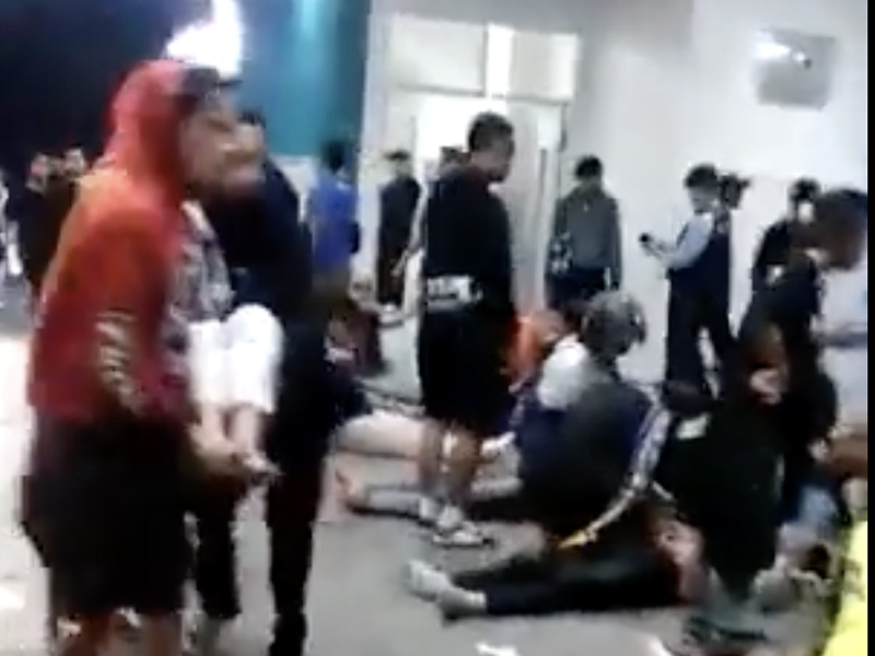 印尼足球聯賽球迷騷亂 人踩人搶救畫面曝光