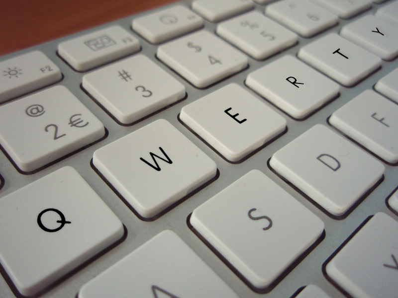 為什麼鍵盤的字母順序是 QWERTY，不是 ABCDE？