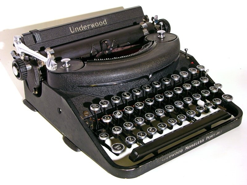 為什麼鍵盤的字母順序是 QWERTY，不是 ABCDE？