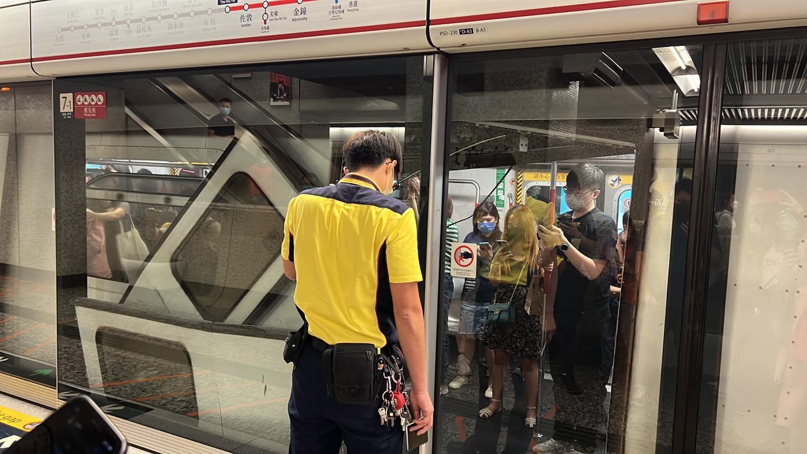 港鐵油麻地站 飛甩門現場影片