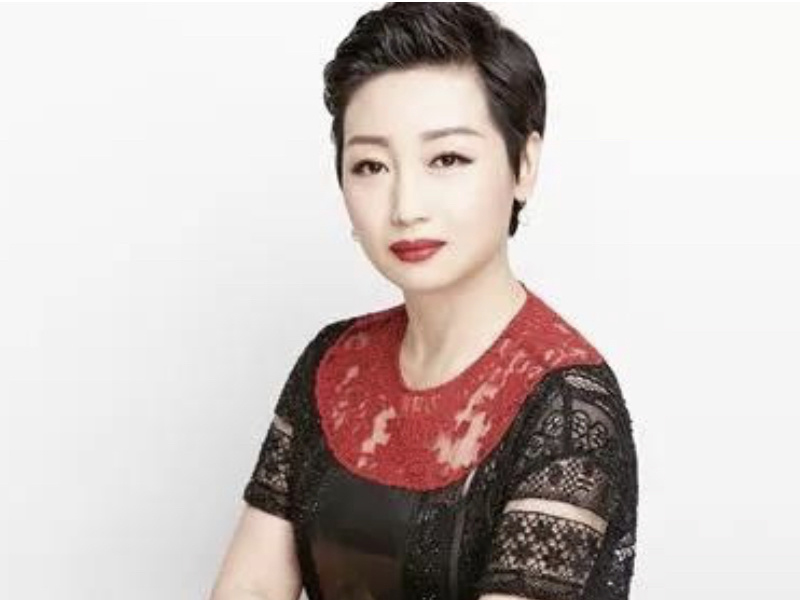 替入獄丈夫還債 8 億，重鑄 1490 億商業帝國