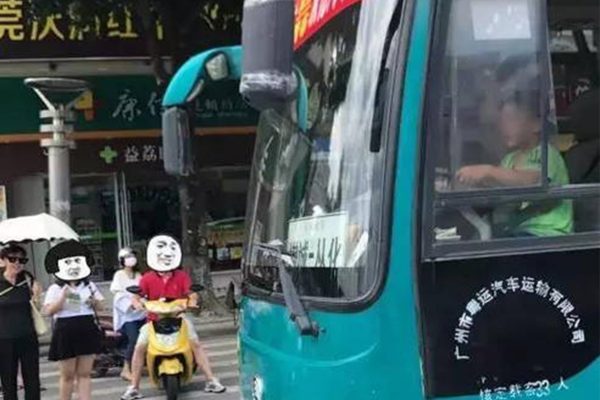 巴士當玩具 小朋友偷開巴士 5 個小時