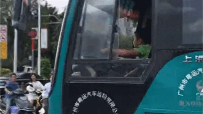 巴士當玩具 小朋友偷開巴士 5 個小時