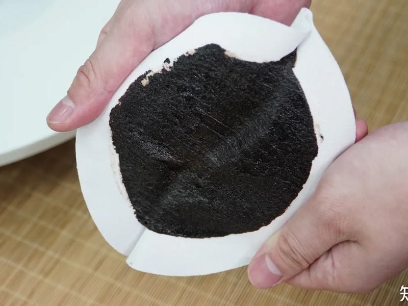 被陌生人貼膏藥 男子瞬間暈倒不省人事