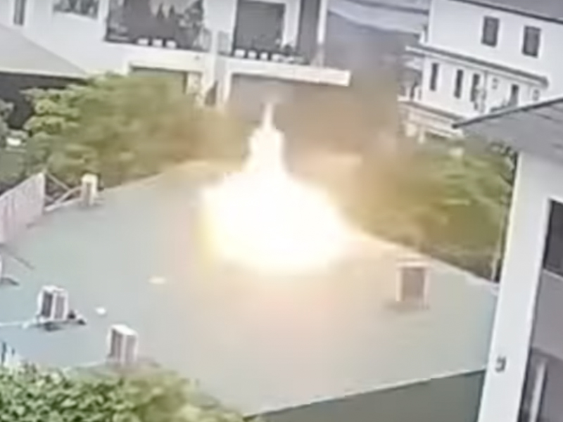 維修冷氣時突然爆炸 工人被炸飛過程曝光