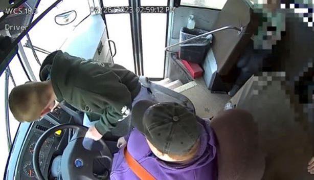 生死時速 校巴司機突然暈倒 小男孩剎停車避過一劫