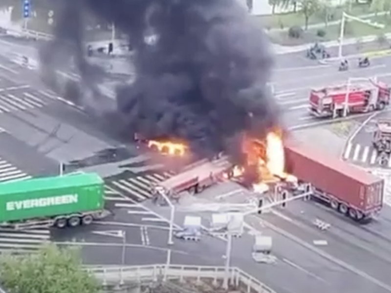 貨車追尾油罐車 爆炸影片曝光 #車禍 #火災