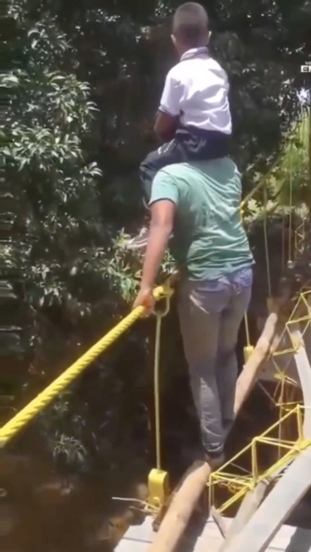 兒坐肩上走獨木橋，媽腳滑踩空，結果 ...