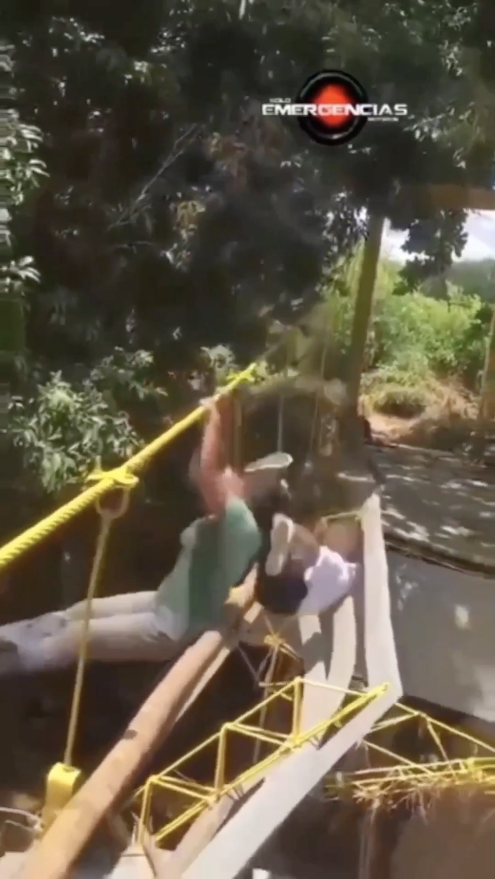 兒坐肩上走獨木橋，媽腳滑踩空，結果 ...