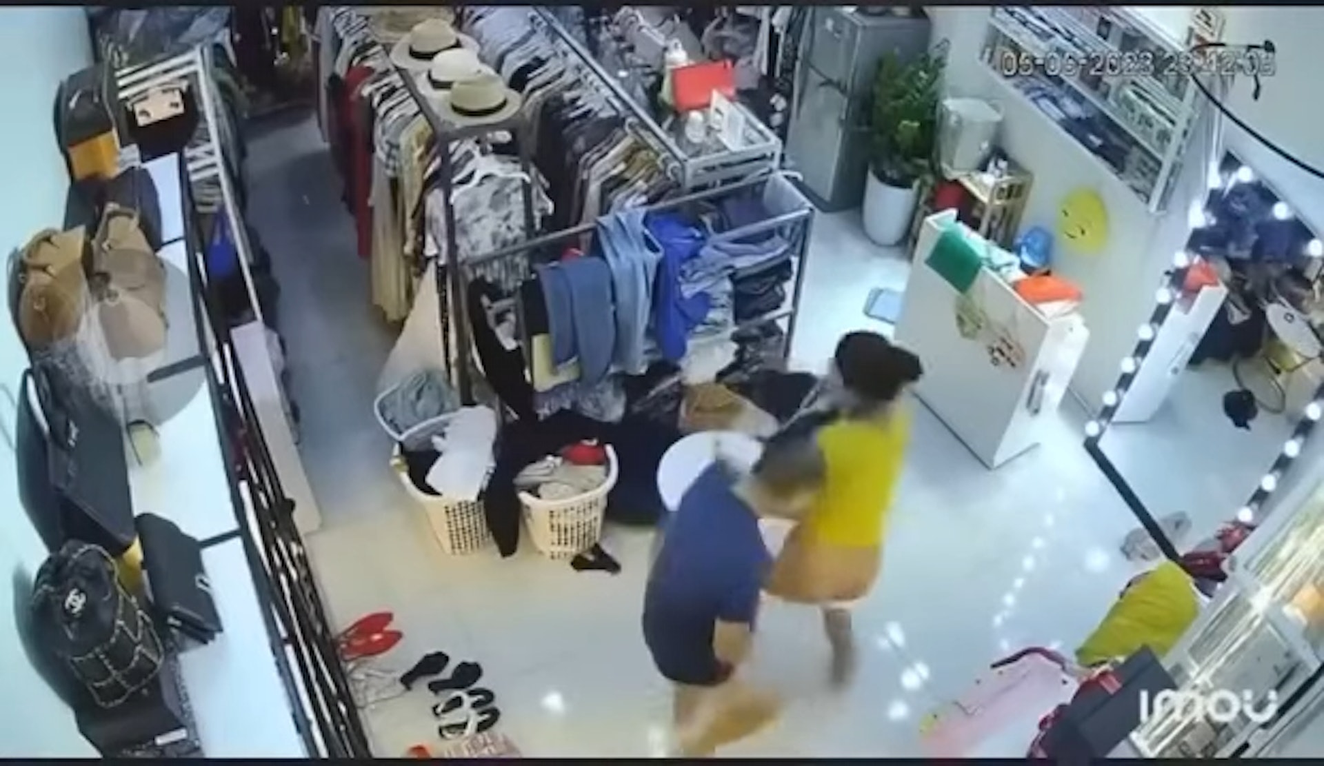 遇性侵假意配合 待掏出陰莖要插入時 她趁機奪刀擊退