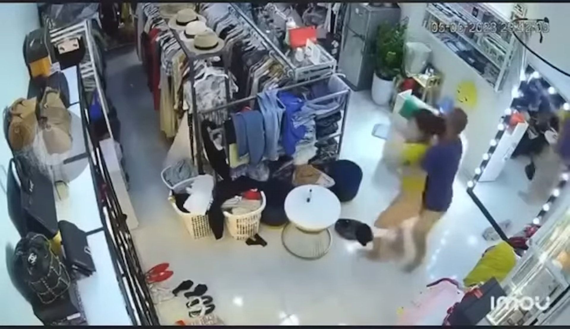 遇性侵假意配合 待掏出陰莖要插入時 她趁機奪刀擊退