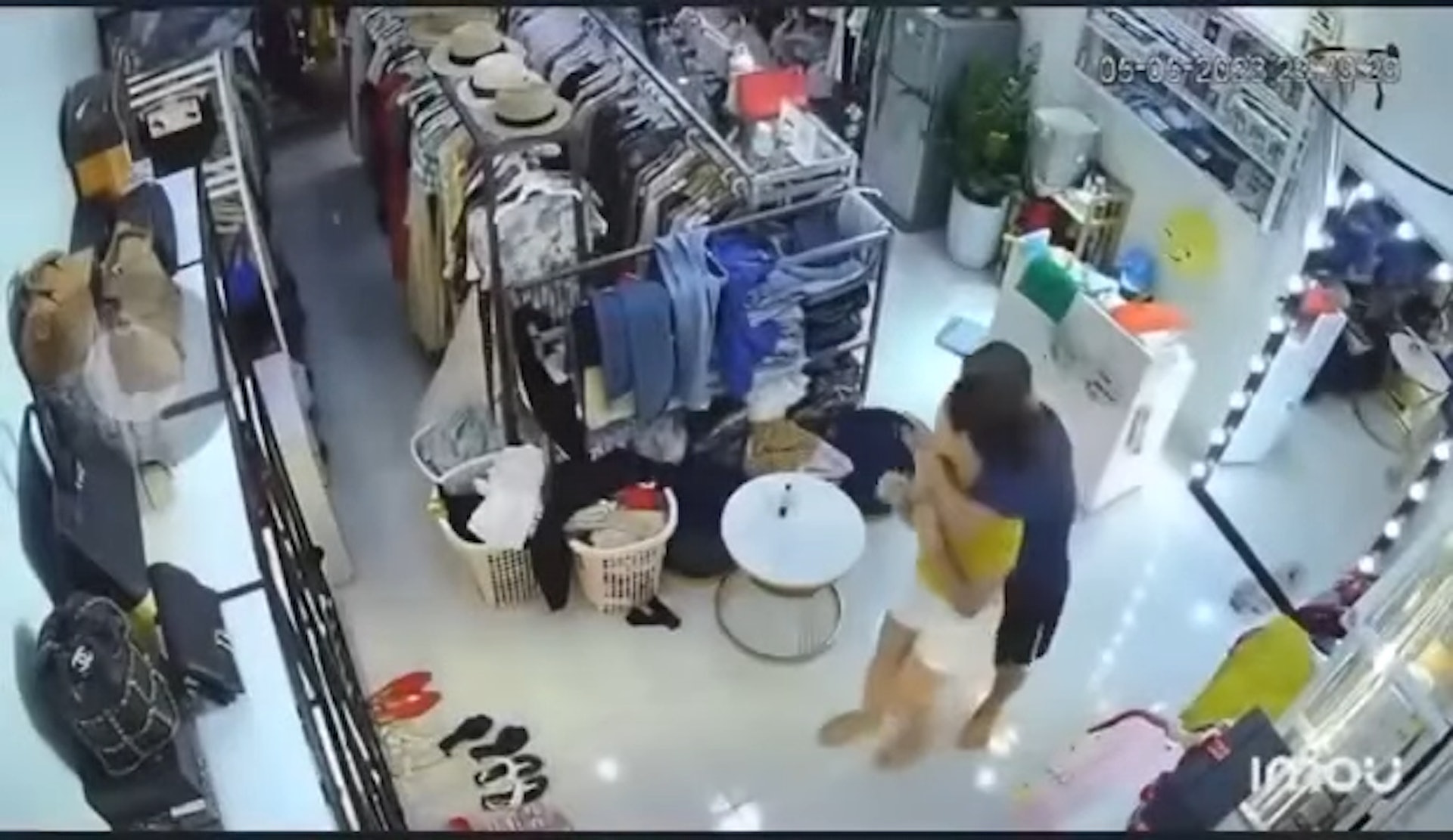 遇性侵假意配合 待掏出陰莖要插入時 她趁機奪刀擊退