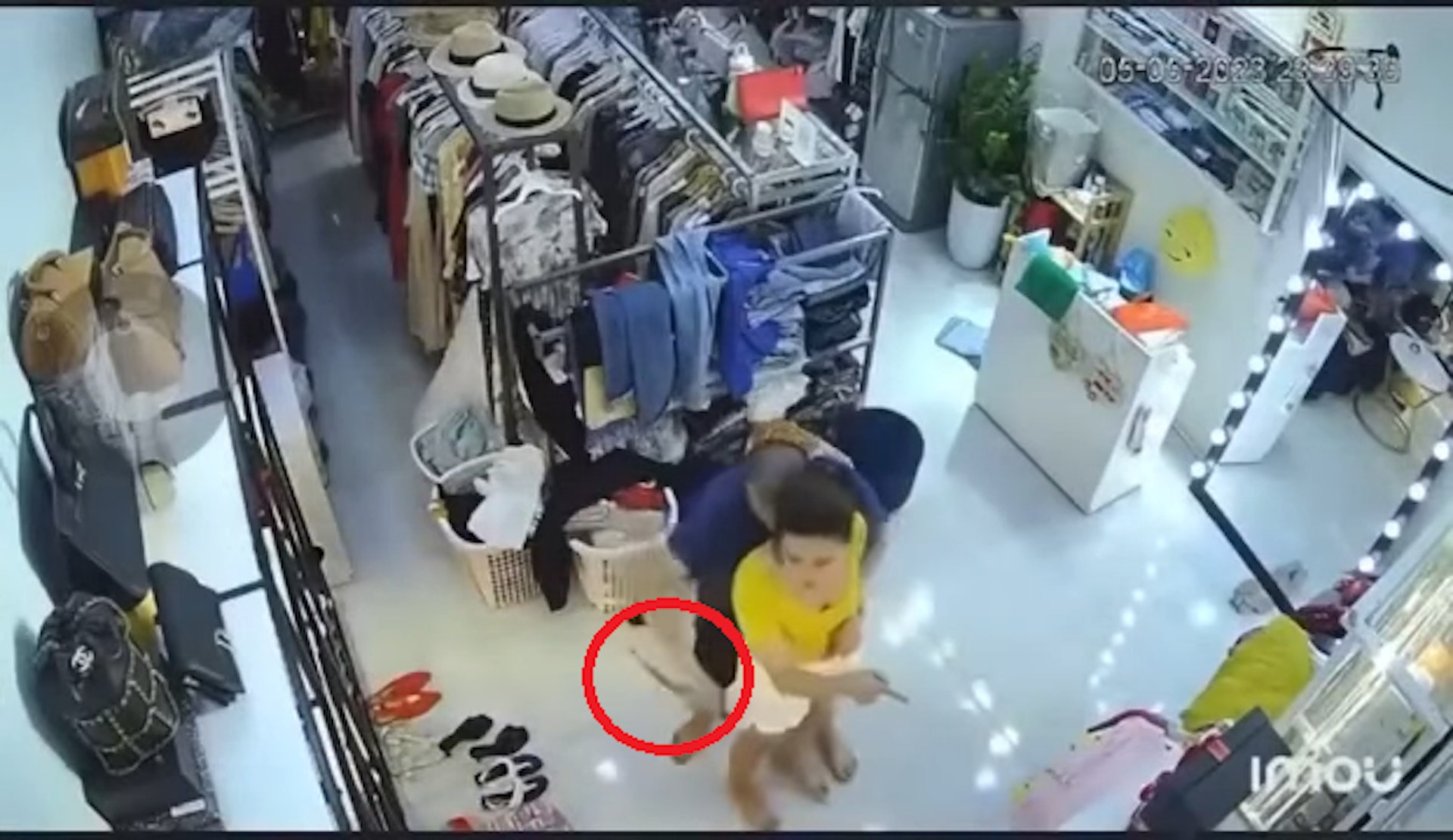 遇性侵假意配合 待掏出陰莖要插入時 她趁機奪刀擊退