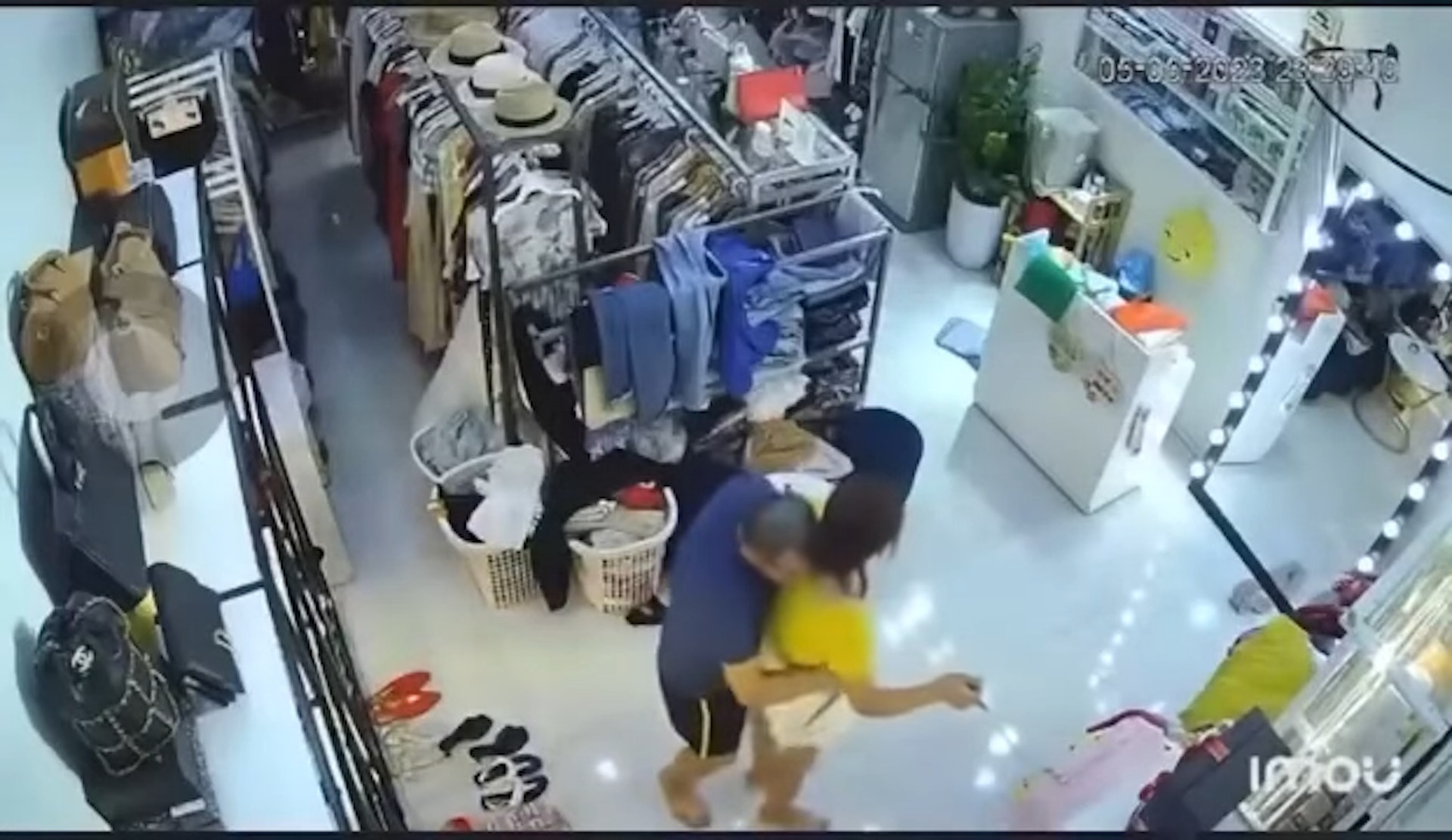 遇性侵假意配合 待掏出陰莖要插入時 她趁機奪刀擊退