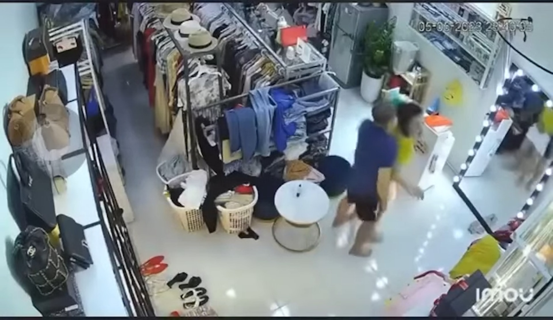 遇性侵假意配合 待掏出陰莖要插入時 她趁機奪刀擊退