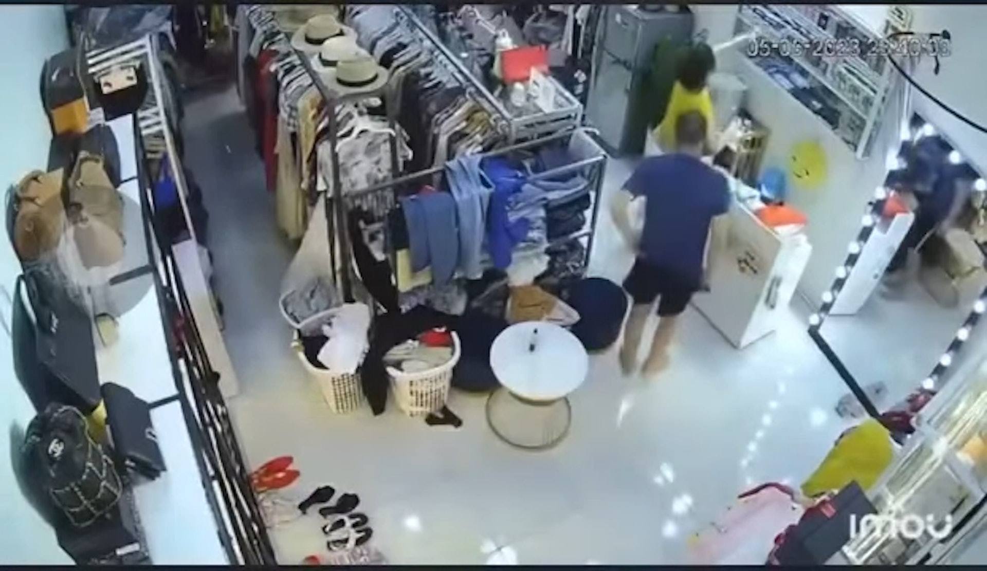 遇性侵假意配合 待掏出陰莖要插入時 她趁機奪刀擊退