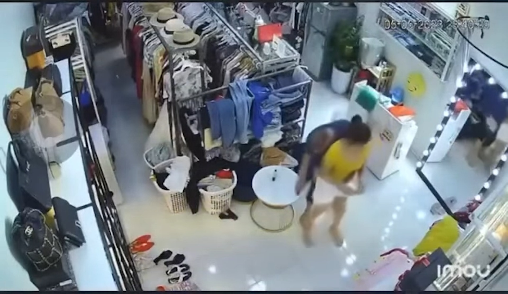 遇性侵假意配合 待掏出陰莖要插入時 她趁機奪刀擊退