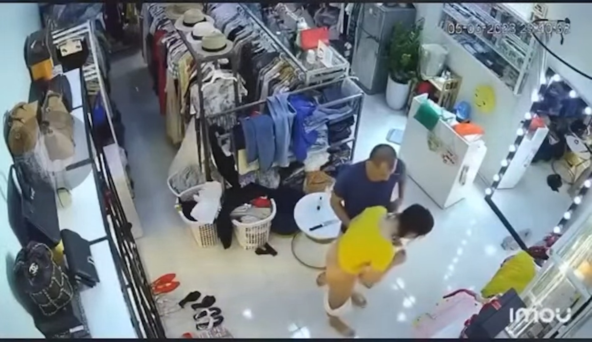 遇性侵假意配合 待掏出陰莖要插入時 她趁機奪刀擊退