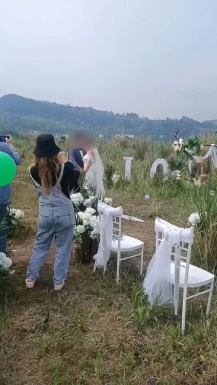 參加婚禮，以為去了冥婚