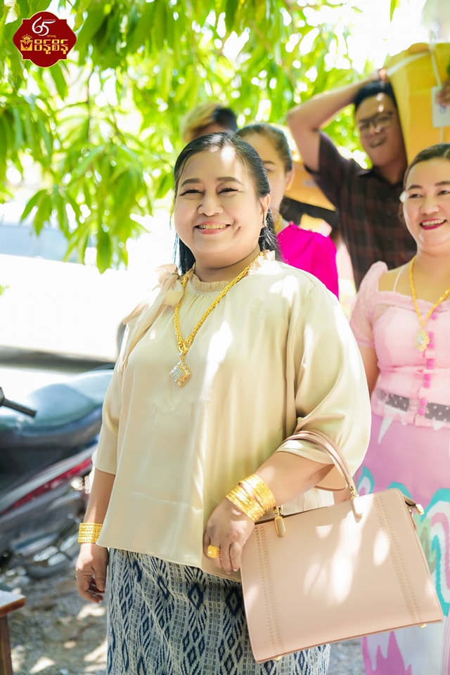 富婆25億上門求婚 小伙勉強答應了