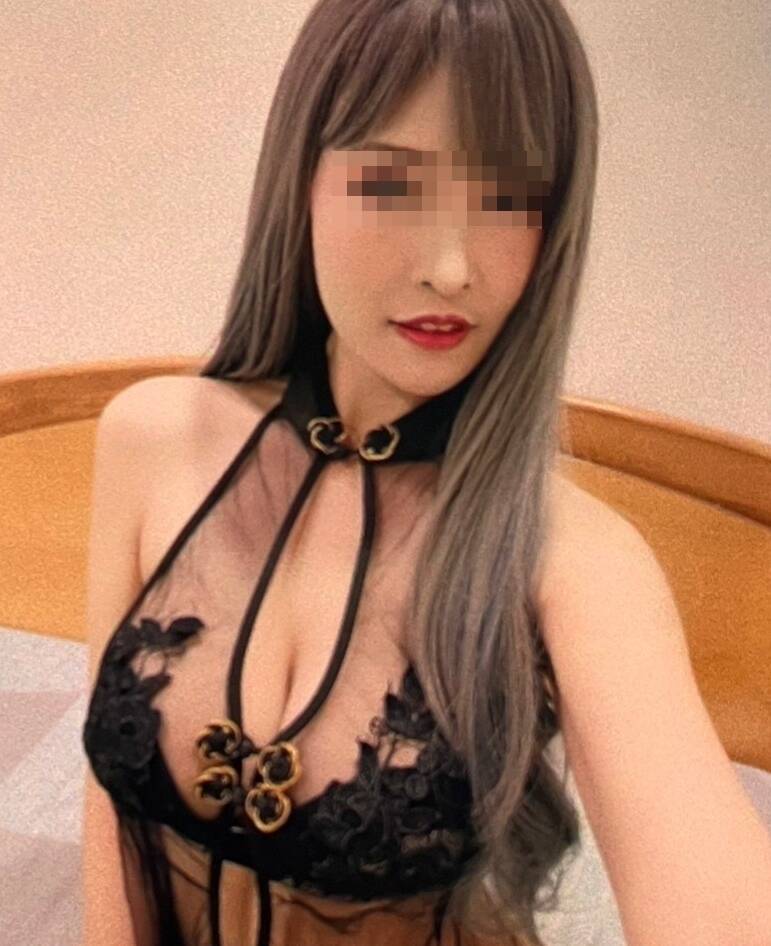 主打COSPLAY爆乳妹尋芳客 警放蛇進行拘捕