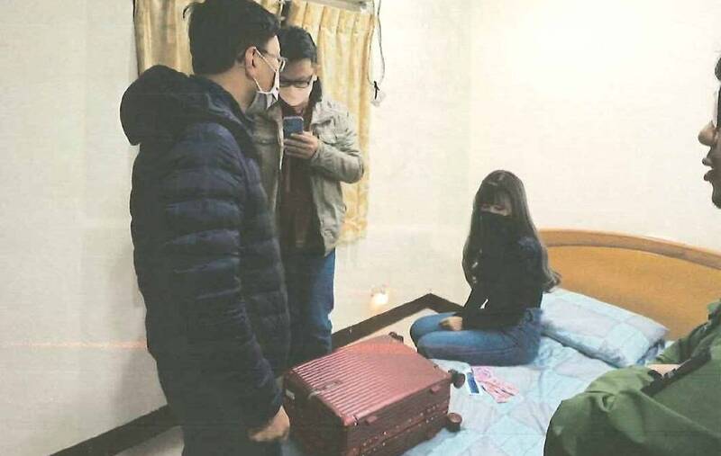 主打COSPLAY爆乳妹尋芳客 警放蛇進行拘捕