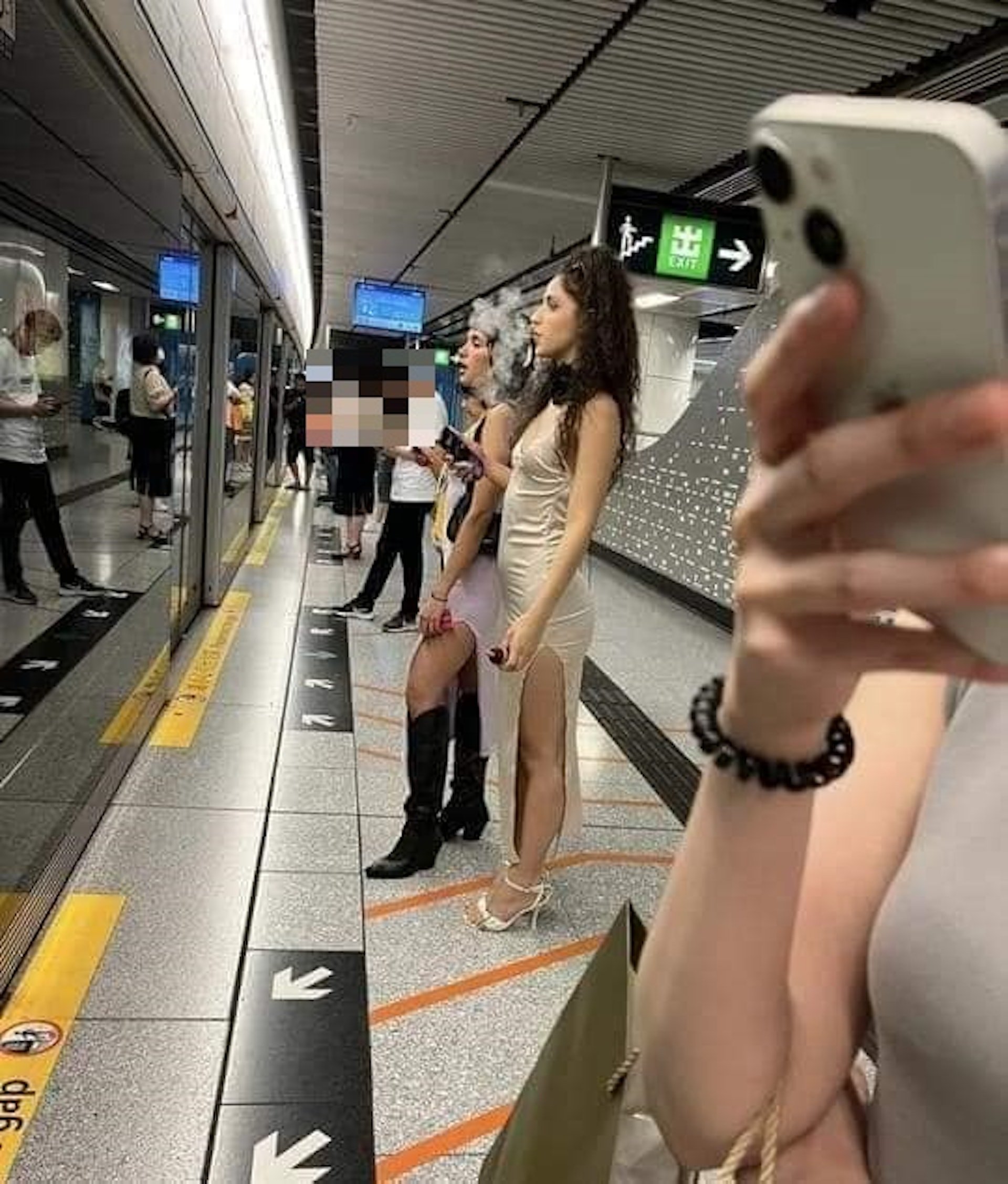 性感鬼妹港鐵站內吸煙