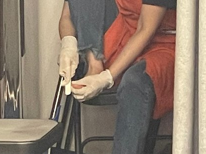 超嘔心:咖啡店長磨腳皮後,繼續做咖啡給客人 超嘔心:咖啡店長磨腳皮後,繼續做咖啡給客人