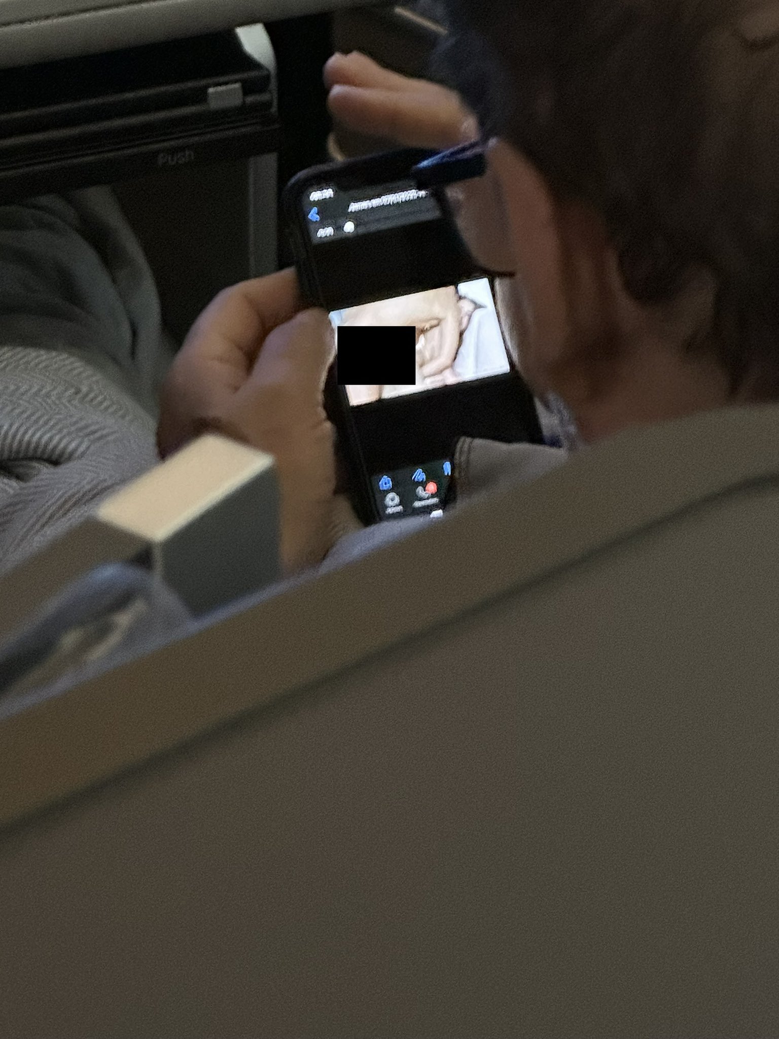 男子搭商務艙 開大聲看 A 片
