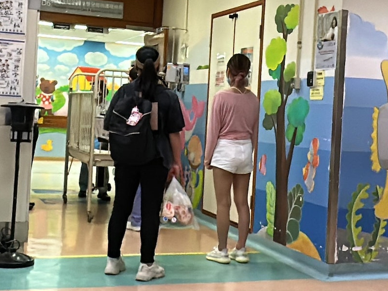 女童誤食爸爸的毒品，嘔白泡送醫