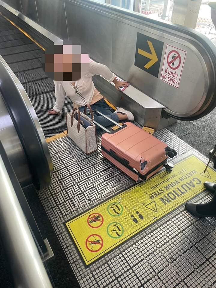 機場電動走道跌倒 她腿被絞入輸送帶
